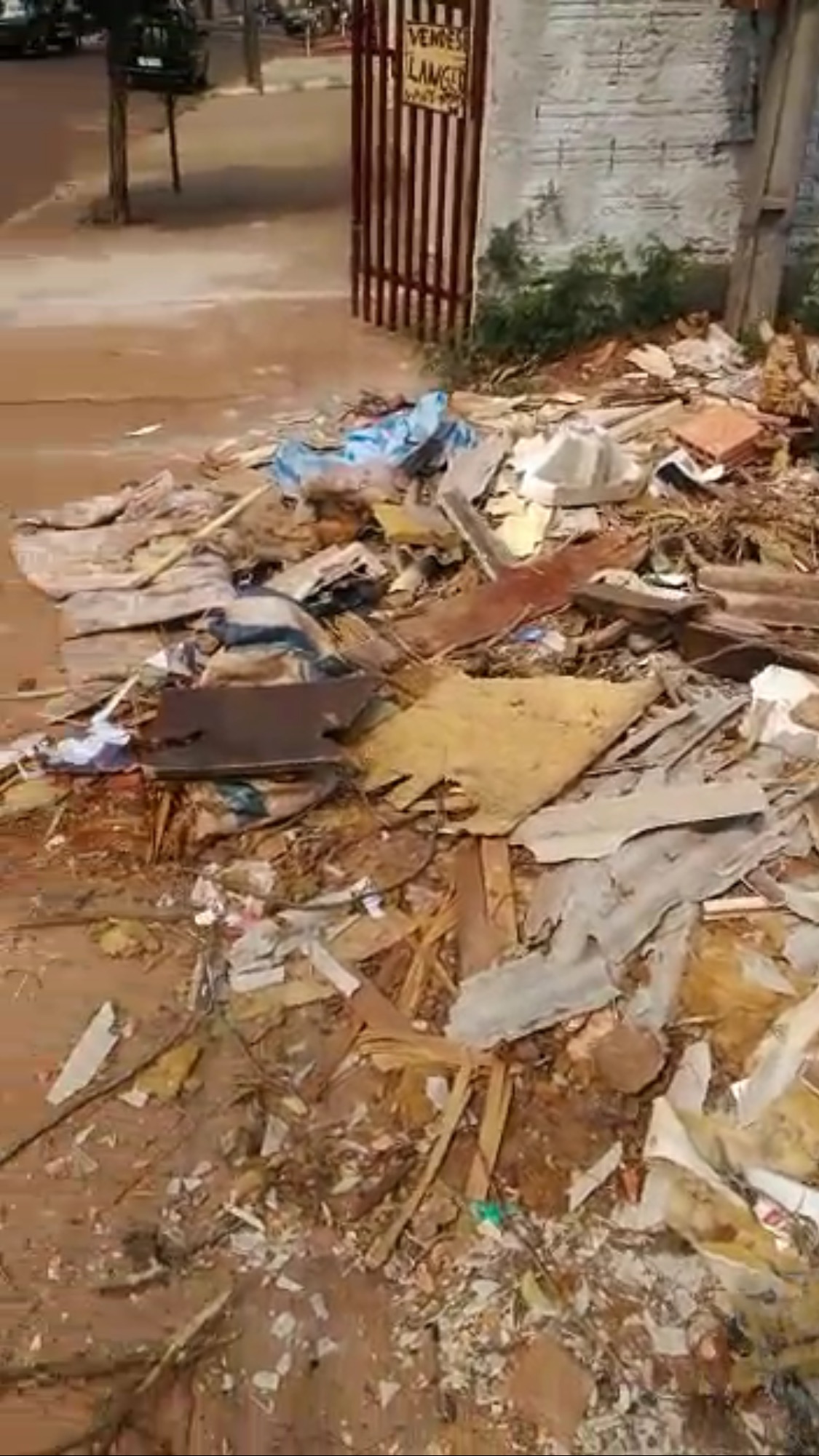 Moradores reclamam do acúmulo de lixo em terreno baldio no Jardim Ana