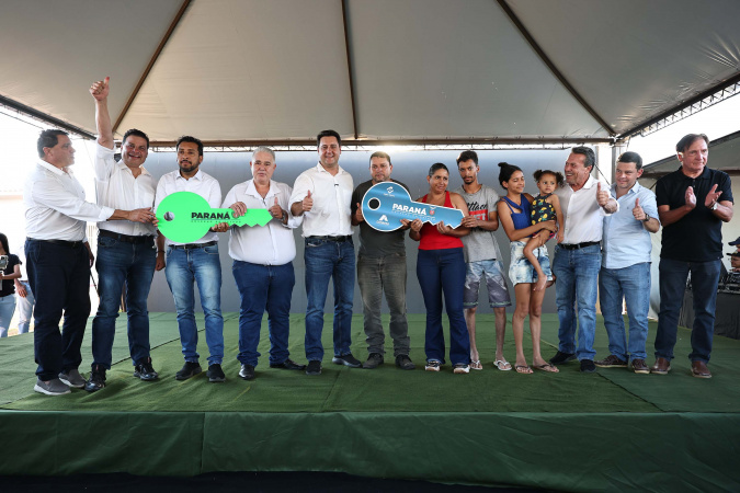 Governador Inaugura Moradias e Destina R$ 36,2 Milhões para Estradas em Terra Rica Governador Inaugura Moradias e Destina R$ 36,2 Milhões para Estradas em Terra Rica