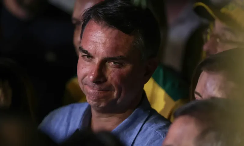 Isolamento de Flávio Bolsonaro cresce após fuga e carta golpista
