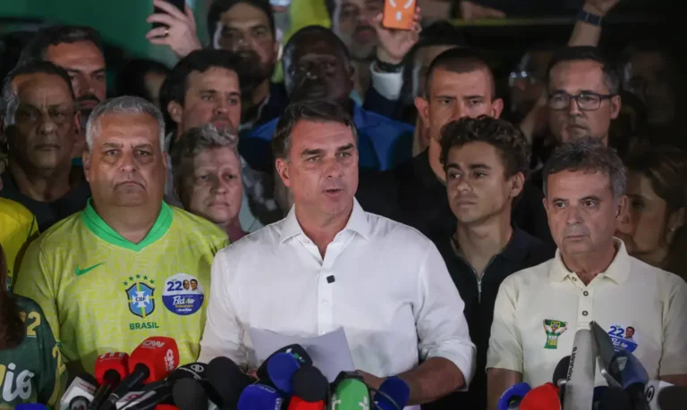 PF apura fuga de Flávio Bolsonaro para os EUA após ordem do STF