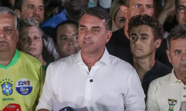 Polícia Federal cancela passaportes de Flávio Bolsonaro após descumprimento de ordem