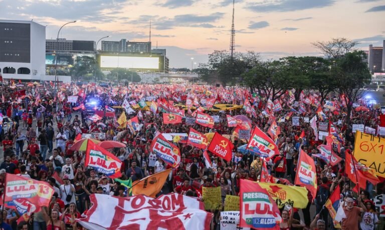 Estudantes ocupam Esplanada em Brasília em apoio à reeleição de Lula