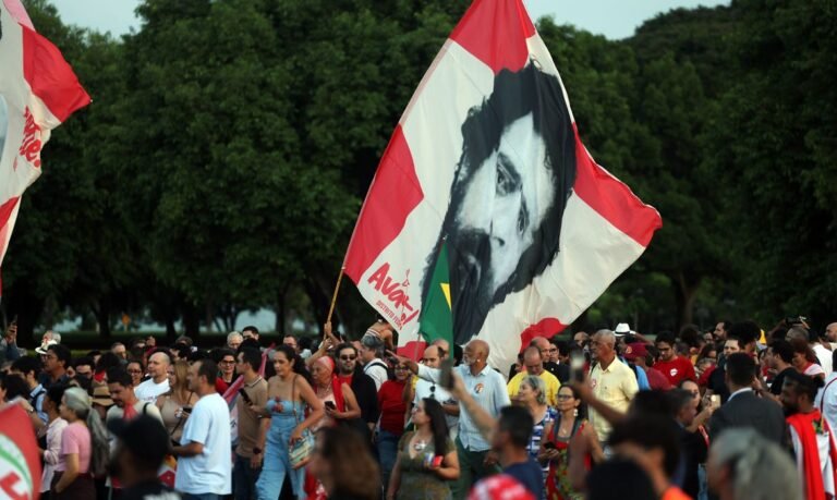 Lula celebra aniversário ao lado de eleitores idosos em Brasília