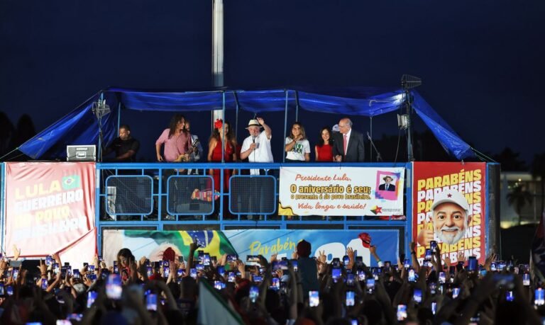 Lula critica saída de Flávio Bolsonaro aos EUA e chama ato de vergonhoso