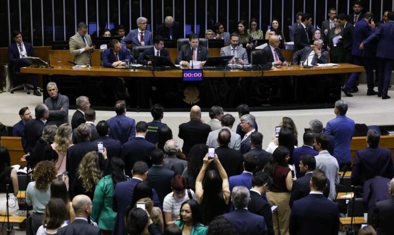 Senado vota PEC que garante dois dias de descanso por semana
