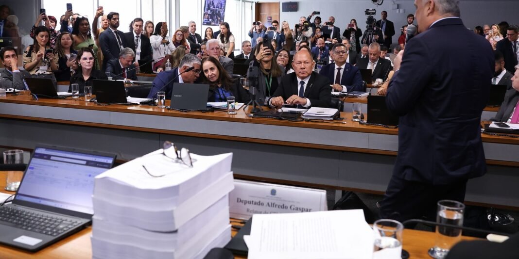 Relatório da CPMI do INSS Recomenda Indiciamento de 216 Pessoas Relatório da CPMI do INSS Recomenda Indiciamento de 216 Pessoas