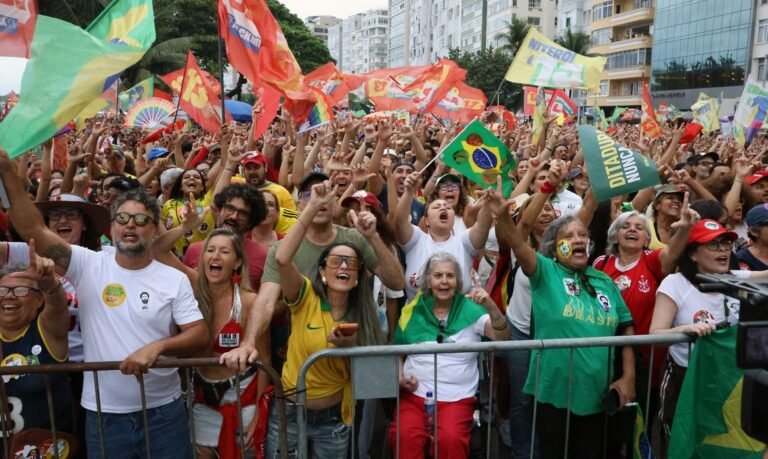 Atos em defesa da democracia e de Lula reúnem multidões no Rio e Brasília