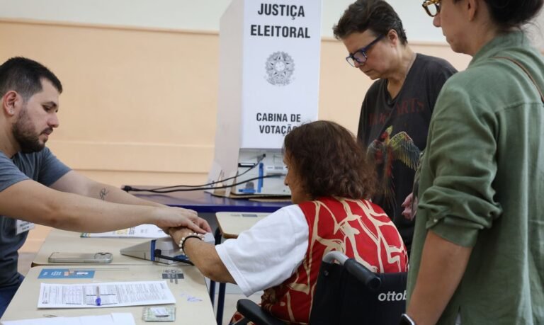 Número de eleitores com 70 anos ou mais cresce 43% no 1º turno de 2026