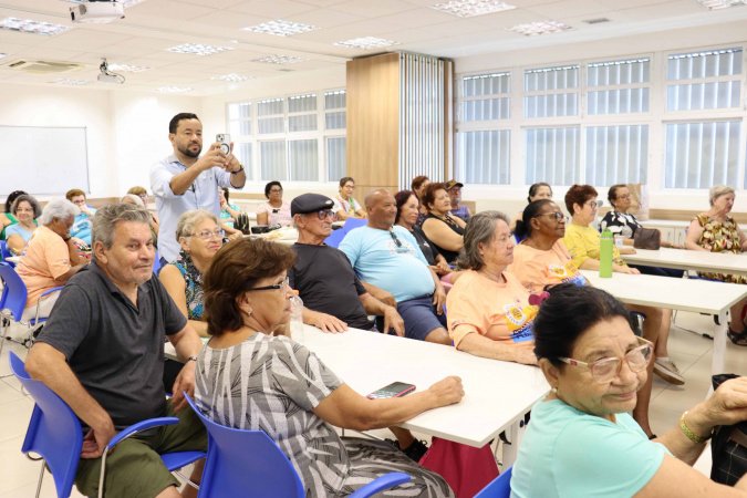 Idosos Aprendem Sobre Inteligência Artificial em Workshops Gratuitos