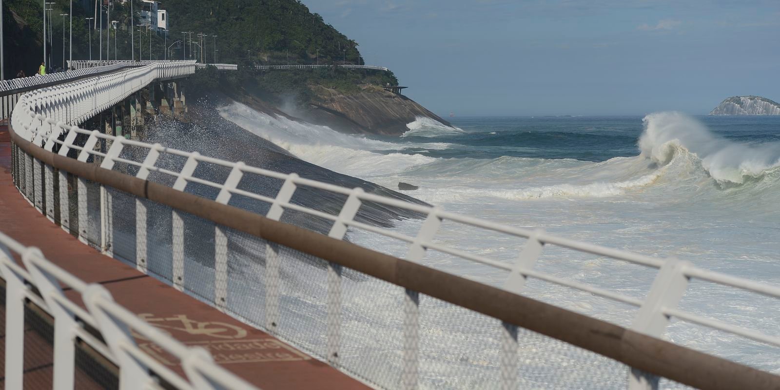 Ressaca fecha ciclovia Tim Maia no Rio de Janeiro; Marinha alerta para riscos no mar