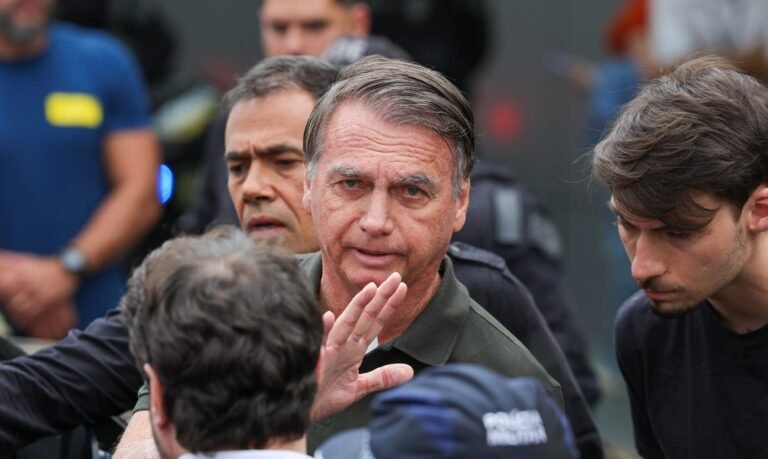 Defesa de Bolsonaro retira pedido para suspender pena no STF