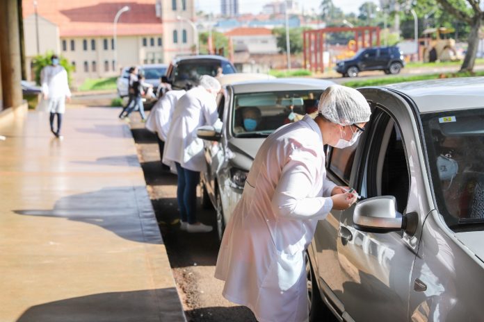 A vacinação foi realizada em formato de drive thru Foto: Zé Luiz Rodrigues/Prefeitura de Cambé