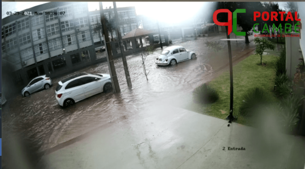 Moradores da Rua Bento Munhoz da Rocha Neto Cobram solução para o recente problema de alagamento (Vídeo)