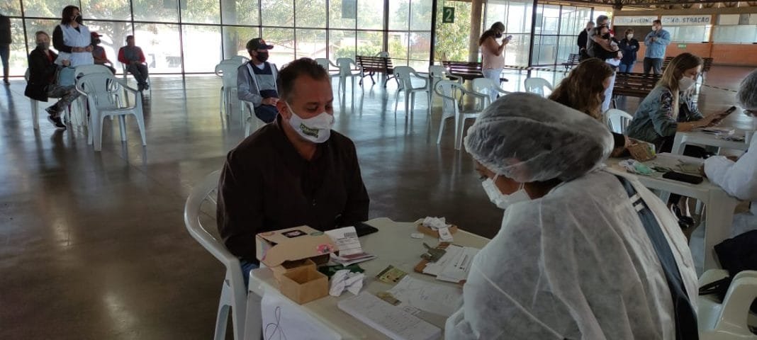 Prefeito de Cambé toma primeira dose da Vacina contra o Covid-19