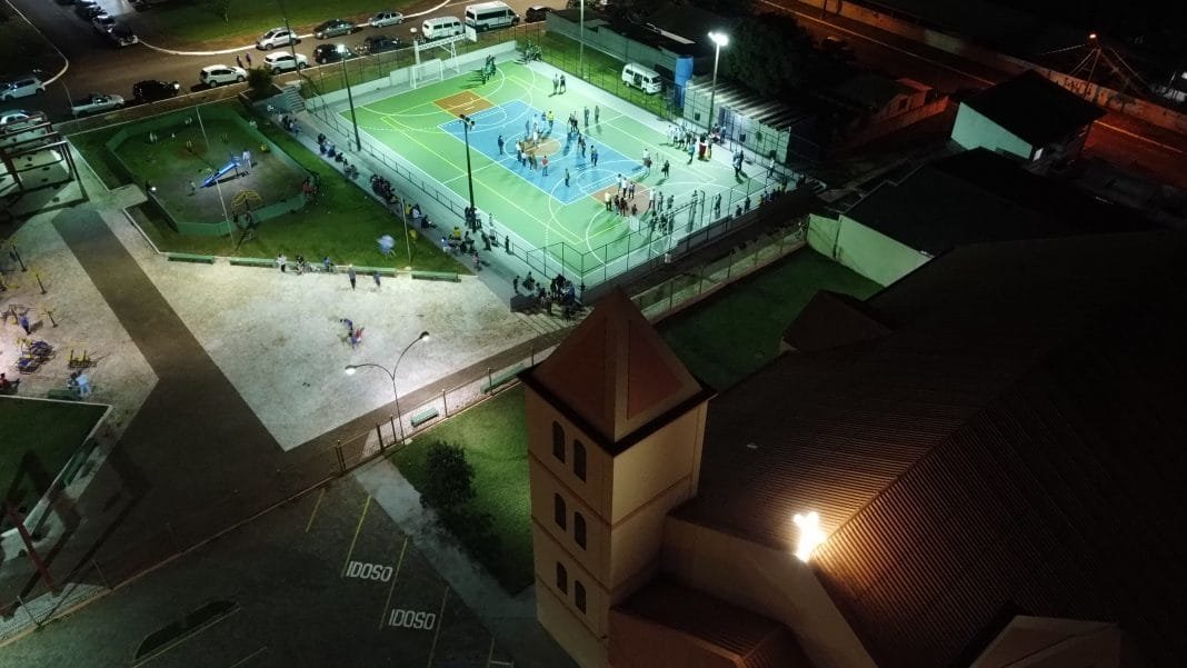 Prefeitura inaugurou revitalizações na praça e quadra da Vila Brasil
