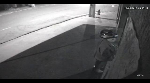 Polícia Civil divulga imagens de furto a estabelecimento comercial em Cambé