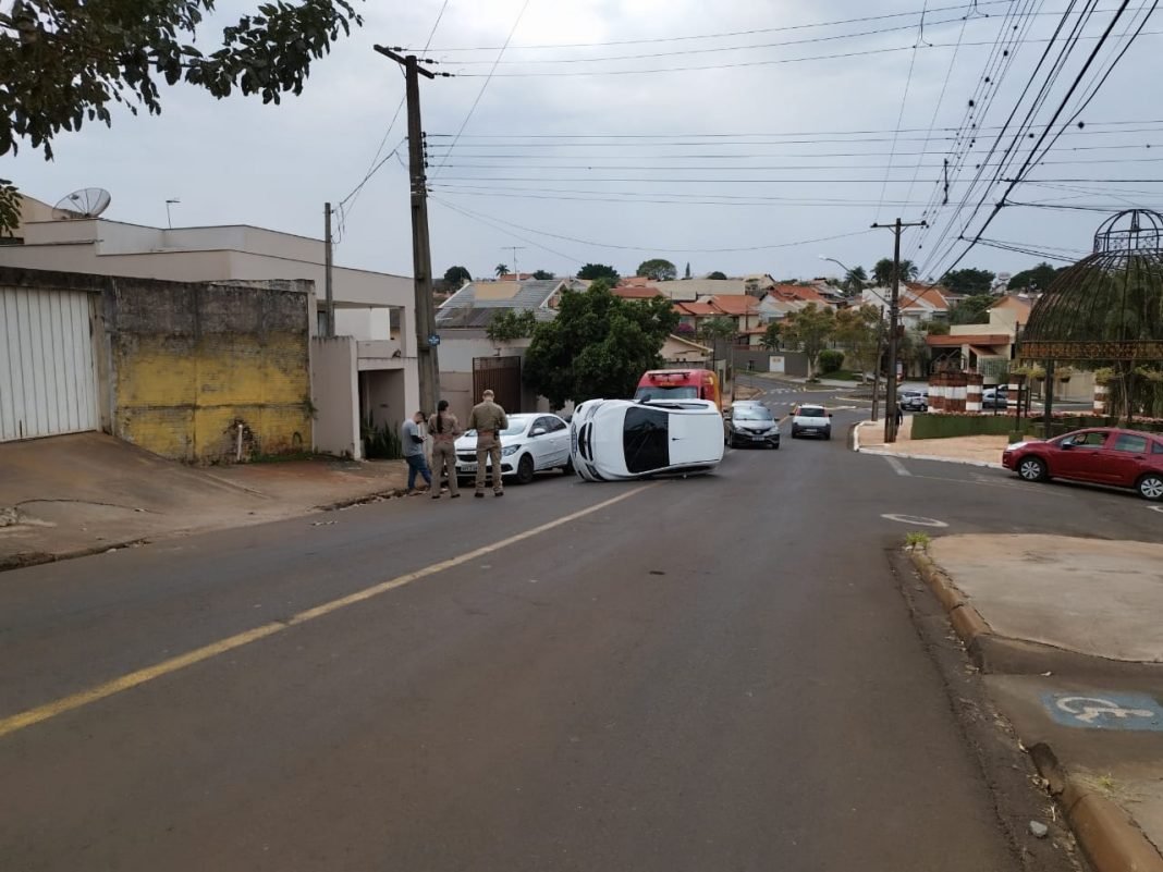 Susto: Após batida carro tomba, na rua Nossa Senhora do Rocio com Rio Grande do Norte em Cambé