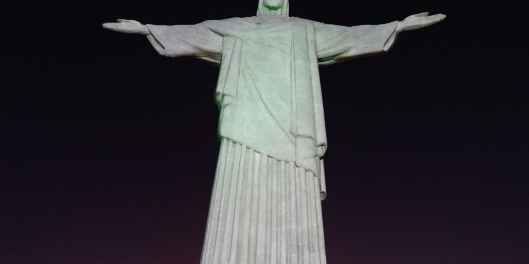 Cristo Redentor é Iluminado em Campanha Contra Violência às Mulheres Cristo Redentor é Iluminado em Campanha Contra Violência às Mulheres