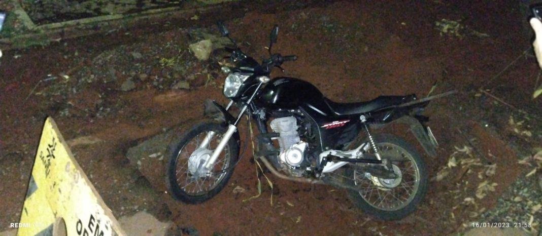 Mulher de 28 anos fica ferida ao cair de moto em buraco deixado pela Sanepar em Cambé.