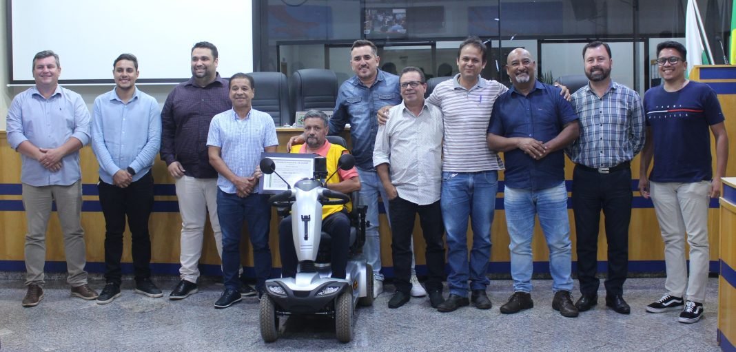Jefinho recebeu a homenagem e pousou para foto com os vereadores - Foto: Divulgação