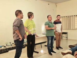 A Prefeitura de Cambé realizou uma reunião para discutir a segurança nas escolas do município, com participação de autoridades da prefeitura, Polícia Militar, diretores e gestores das escolas. O objetivo foi estabelecer práticas duradouras para garantir a segurança escolar e envolver todos os agentes responsáveis nesse processo. A reunião destacou a importância de ouvir os profissionais da educação, traçar ações efetivas e manter um diálogo constante para seguir melhorando.