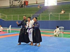 Na foto com os meus treinadores Sansei Vera e Sansei Gabriel da academia AVKT de Rolândia. Obrigado pelo incentivo e apoio na minha jornada no Karatê-do Tradicional!