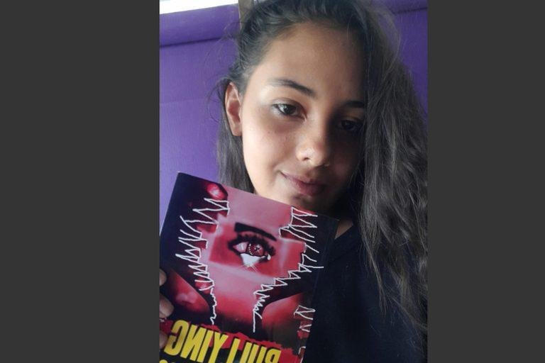 Ariane Emanuele Sztaler,14 anos, escreveu o livro "Bullying: caia fora dessa" Foto: Ariane Emanuele/Arquivo pessoal