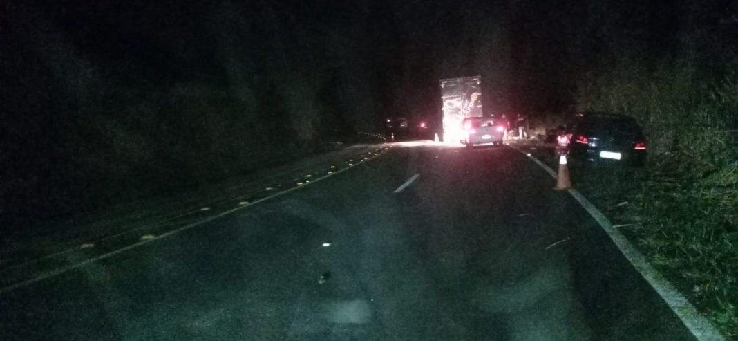 Caminhão carregado de refrigerantes pega fogo na PR-445 em Londrina