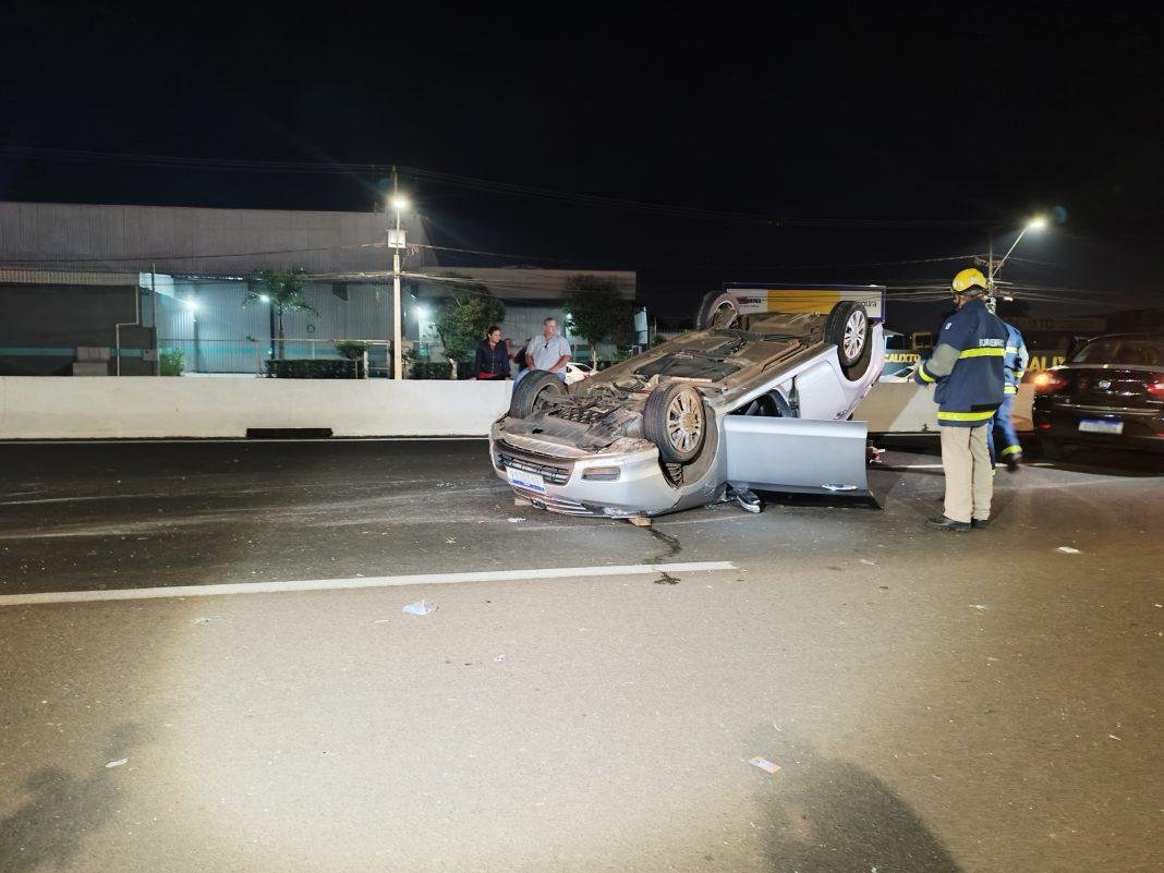 Capotamento na Rodovia PR-445 deixa duas mulheres feridas em Cambé