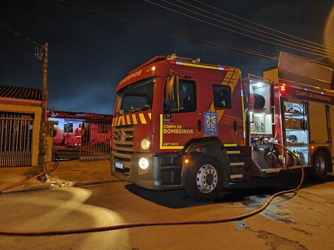Incêndio em Residência Abandonada no Jardim Silvino, Cambé, é Contido pelos Bombeiros
