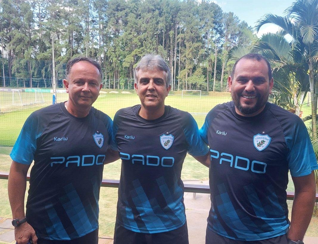 O preparador físico, Quintiliano Lemos, o técnico Emerson Ávila e o auxiliar técnico, Márcio Goiano. (Foto: Jefferson Bachega/ Londrina EC)