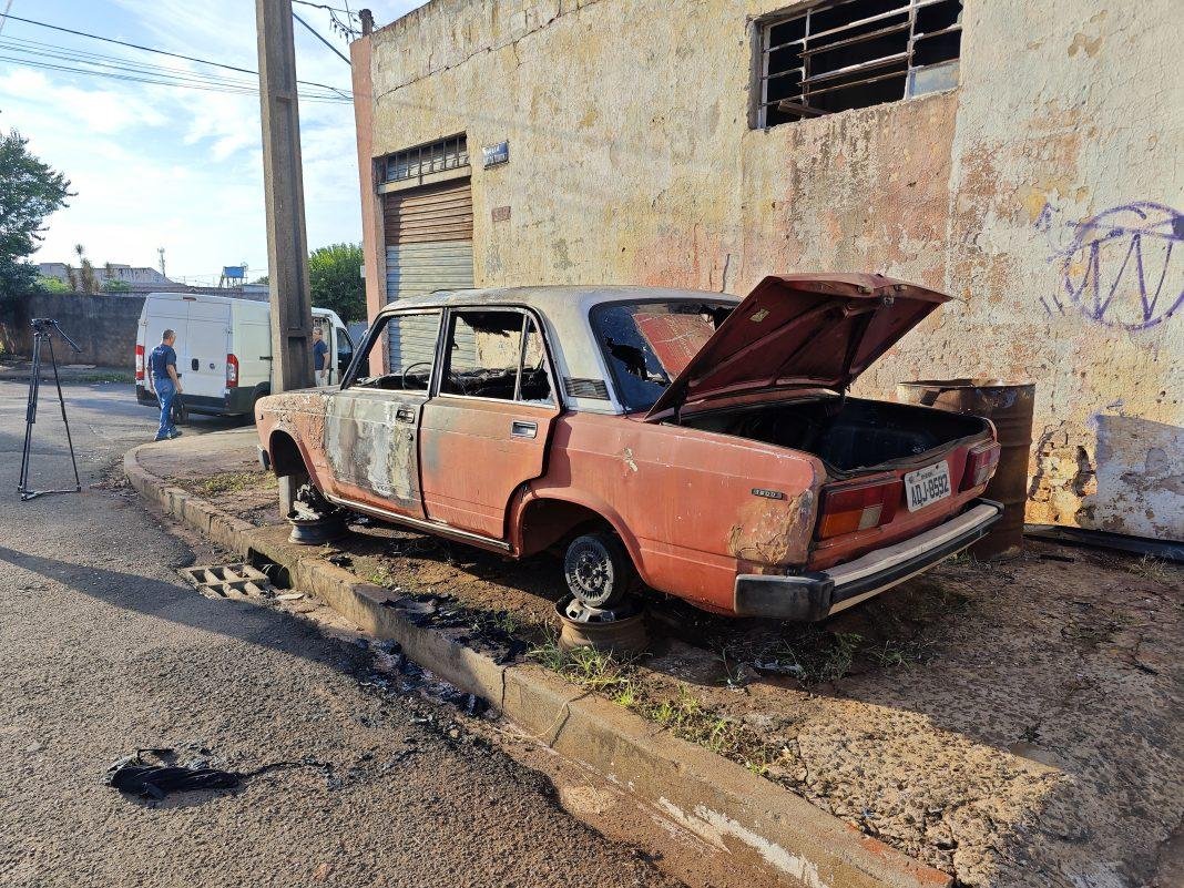 Corpo Carbonizado é Encontrado em Veículo em Cambé: Polícia Busca Identificação
