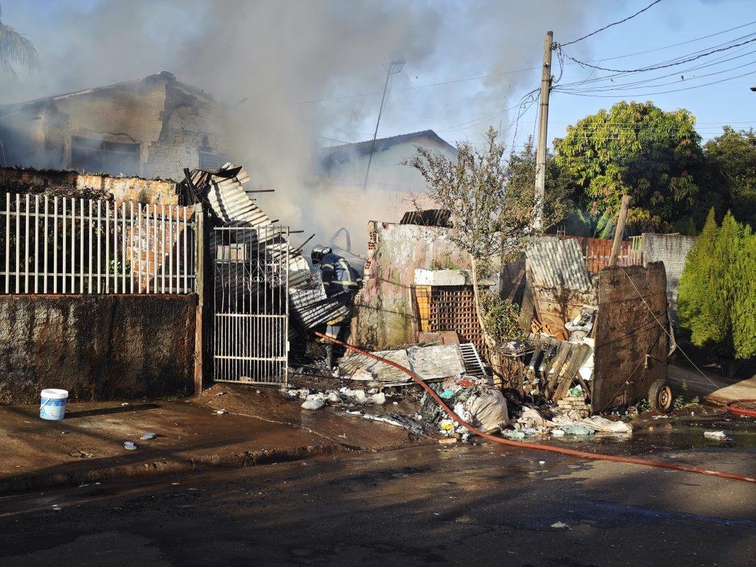 Incêndio de grandes proporções destrói residência no Conjunto Morumbi em Cambé