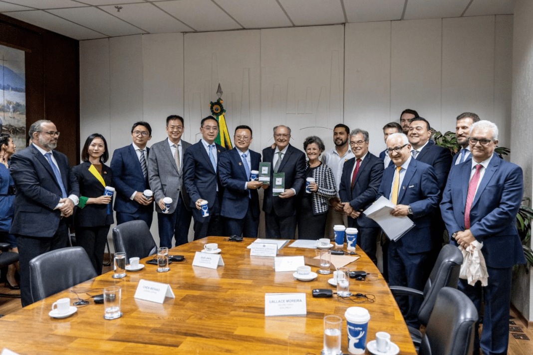 Luckin Coffee Assina Memorando para Aquisição de Grãos de Café Brasileiros no Valor de Bilhões de Yuan, Fortalecendo a Colaboração Sino-Brasileira na Indústria Cafeeira