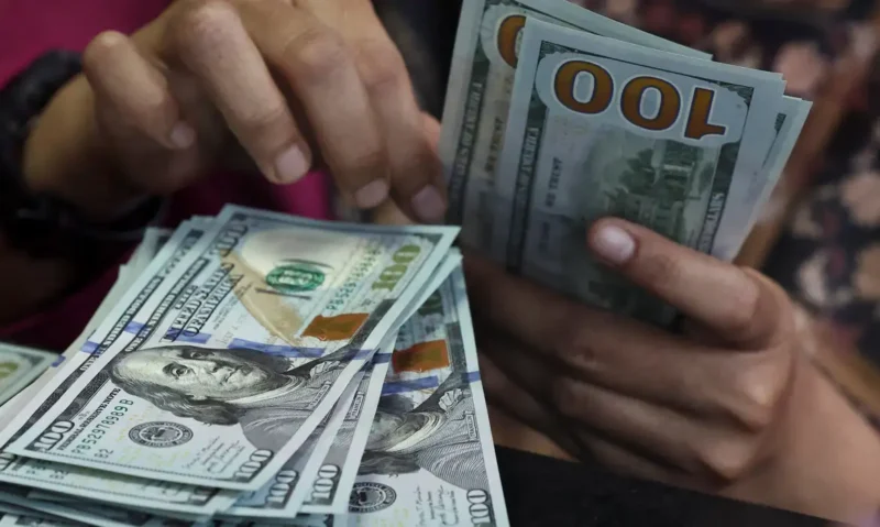 Dólar dispara e tem maior alta semanal desde 2008, fechando a R$ 5,44