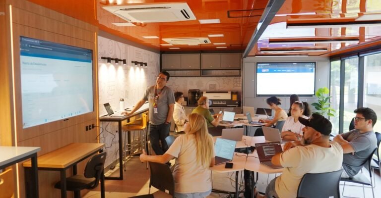 Cursos de tecnologia e IA movimentam unidade móvel no Centro Cívico de Londrina