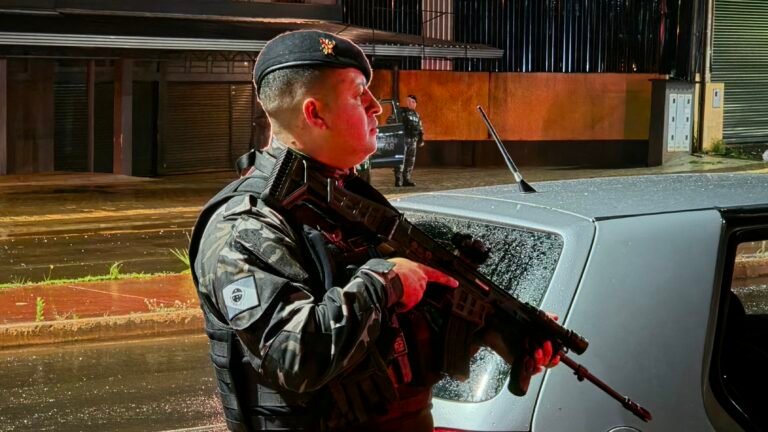 PM apreende 1,4 tonelada de maconha e prende 10 na fronteira do PR