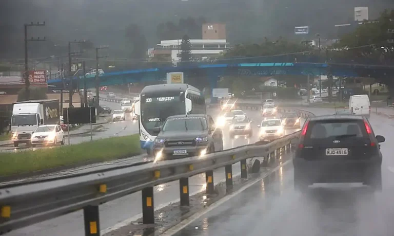 Frente fria traz chuvas fortes e risco de granizo ao Paraná e região