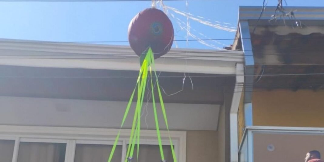 Defesa Civil Remove Balão que Causou Incêndio em Carapicuíba Defesa Civil Remove Balão que Causou Incêndio em Carapicuíba