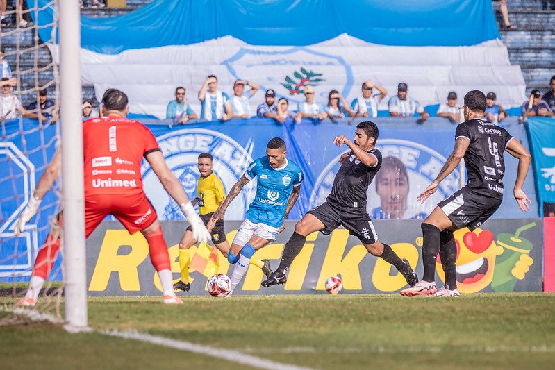 Londrina vence o Galo Maringá por 2 a 0 e dispara na liderança do Grupo A