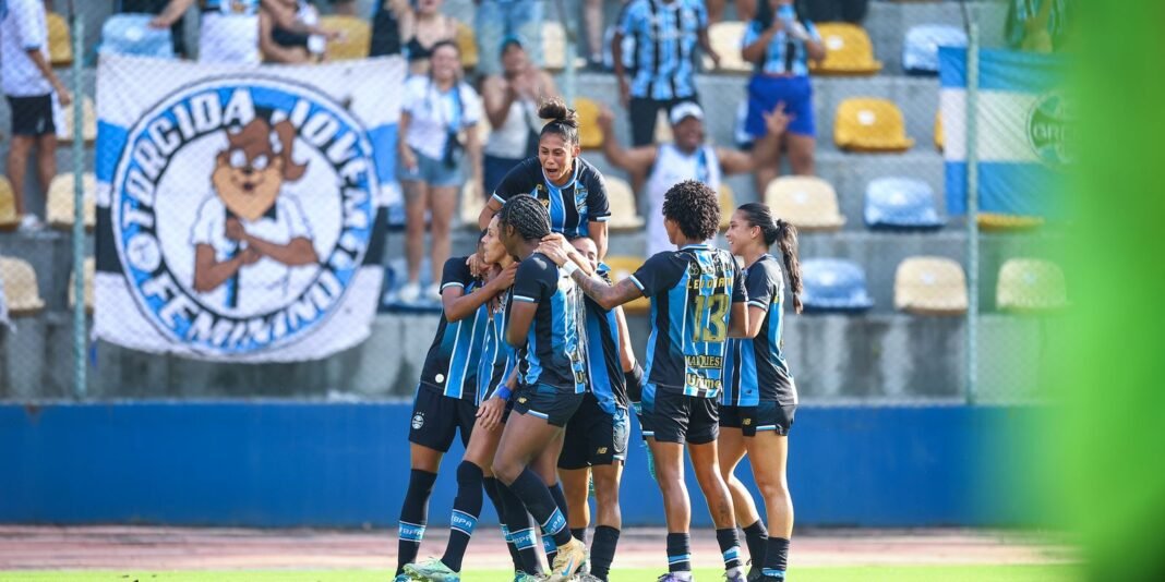 Grêmio vence Internacional por 2 a 1 no Brasileiro Feminino Grêmio vence Internacional por 2 a 1 no Brasileiro Feminino