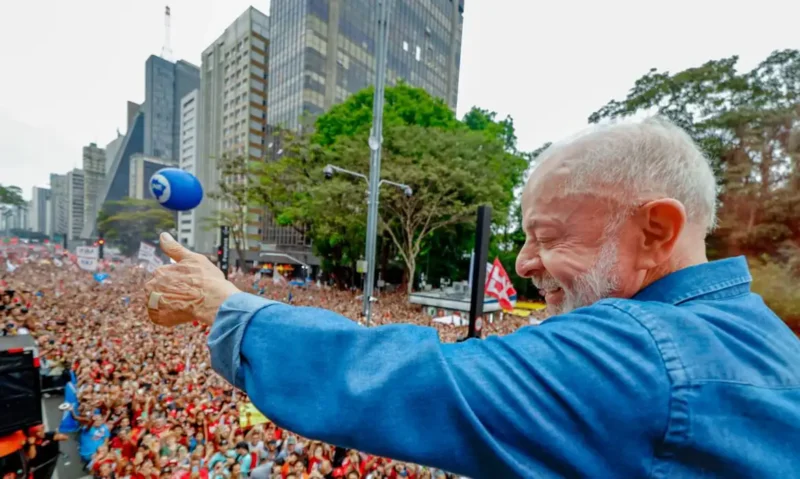 Ato pela reeleição de Lula reúne multidão na Avenida Paulista