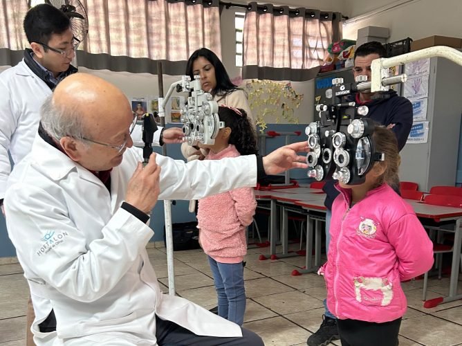 Projeto Hoftalon realiza consultas oftalmológicas gratuitas em escola de Londrina Projeto Hoftalon realiza consultas oftalmológicas gratuitas em escola de Londrina