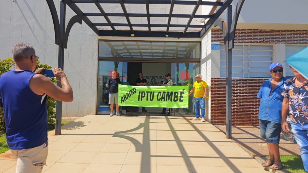 Protesto reúne moradores em frente à Prefeitura de Cambé por revisão do IPTU