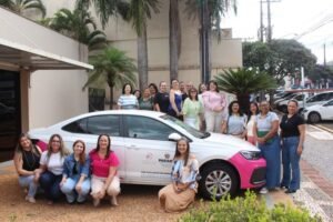 As representantes do Conselho e vereadoras junto ao veículo recebido pelo Estado para os serviços de promoção e garantia dos direitos da mulher