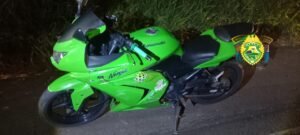 Acidente foi registrado na noite de sábado (14), próximo ao km 25+600 da rodovia; condutor de 23 anos teve ferimentos e foi levado ao Hospital de Mandaguari