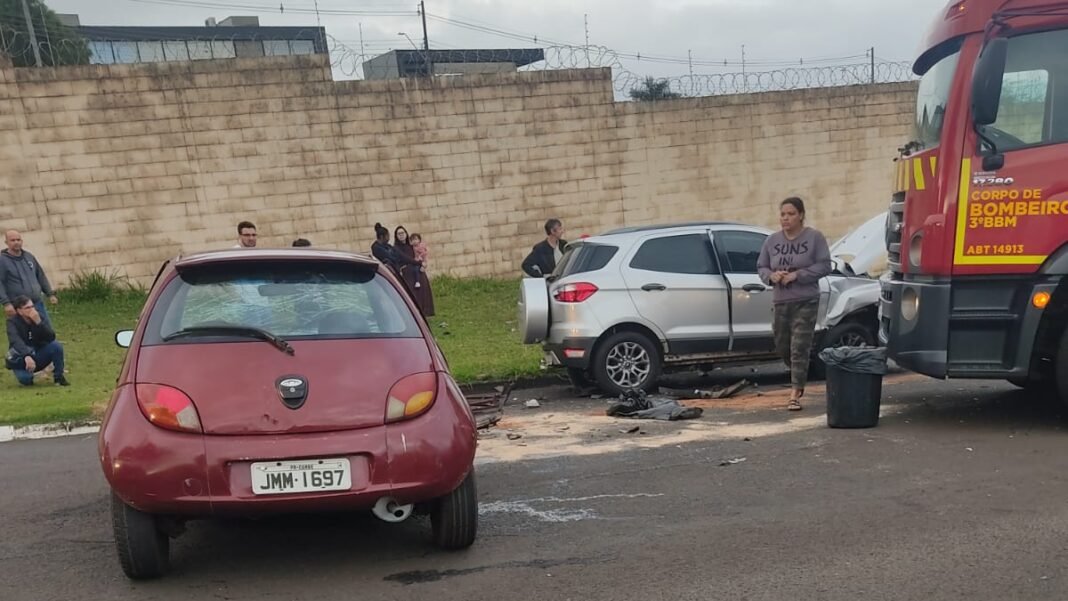 Acidente aconteceu na tarde de domingo (15), na Rua da Torre, próximo ao condomínio Village do Engenho; uma criança foi encaminhada em estado grave ao Hospital Universitário de Londrina