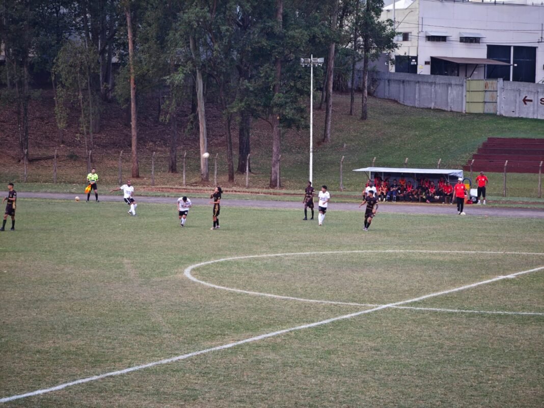 Ícone da arbitragem acompanha vitória do CAC sobre o Grêmio Maringá em Cambé