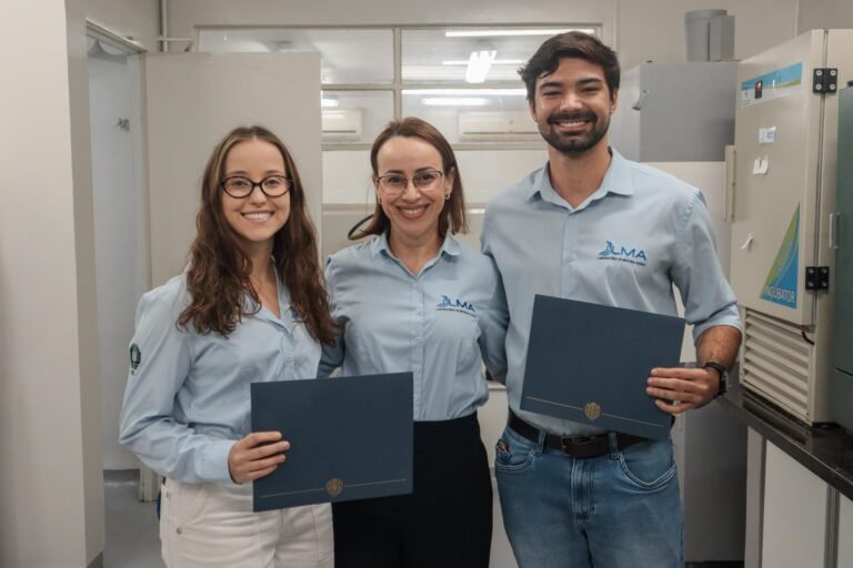 Pesquisas da UEL sobre superbactérias em frangos ganham prêmio internacional