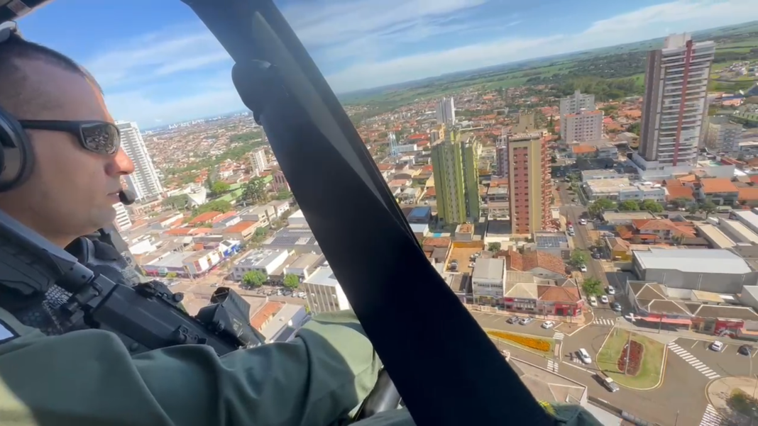 Helicóptero da PM sobrevoa Cambé durante a Operação Natal